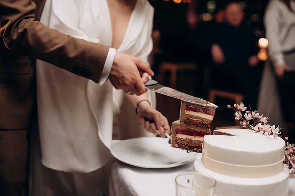 Friss Házasok Vágott Esküvő Kétszintes Torta — Stock Fotó