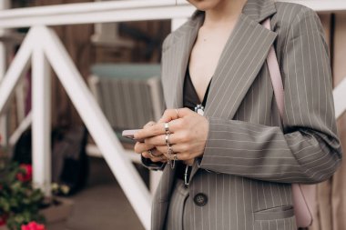 Gelinlik içinde şampanya bardaklarıyla gelin