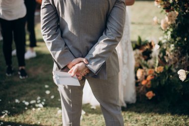 Düğün için heyecanlı damat gelini bekliyor.