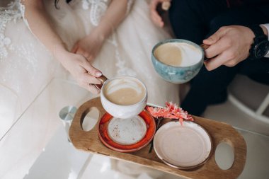 Çiftler kahvaltıda kahve ve çaya bayılır.