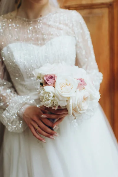 Sposa Tenendo Bouquet Sposa Delicato — Foto Stock