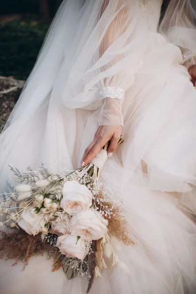 Noiva Segurando Buquê Casamento Suave — Fotografia de Stock