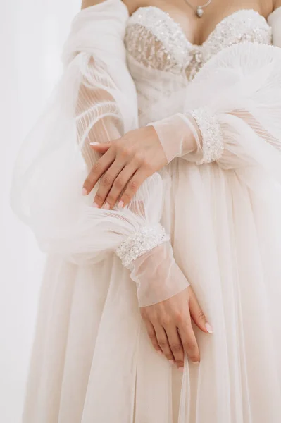 Brud Bröllopsklänning Rör Försiktigt Ringen Med Fingrarna — Stockfoto