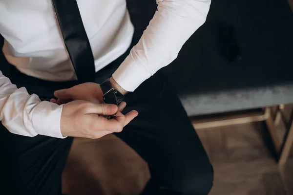 Uomo Affari Giacca Cravatta Guardando Orologio Polso — Foto Stock