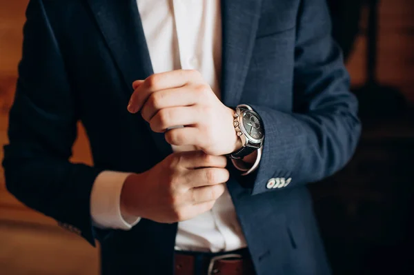 Homem Negócios Terno Olhando Para Relógio Pulso — Fotografia de Stock