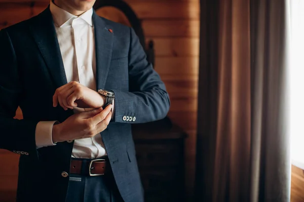 Uomo Affari Giacca Cravatta Guardando Orologio Polso — Foto Stock