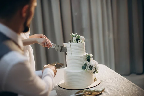 Recién Casados Cortando Pastel Bodas — Foto de Stock