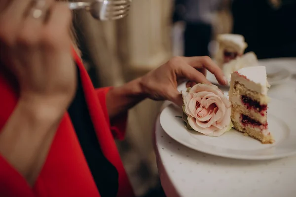 Girl Restaurant Tries Cake — Stock Photo, Image