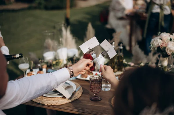 Par Recién Casados Sentados Mesa Del Banquete — Foto de Stock