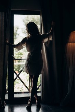 Pencerede dans eden kadın