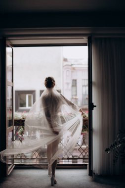 Pencerede dans eden kadın
