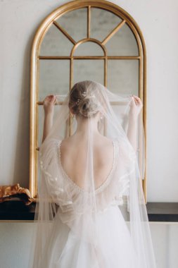 Gelin beyaz gelinlik içinde