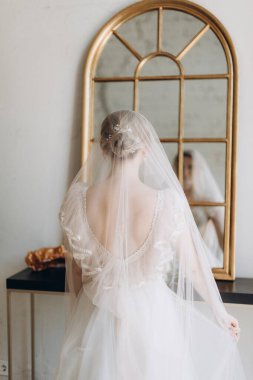 Gelin beyaz gelinlik içinde