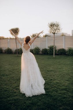 Gelinlik giymiş gelin doğada koşuyor.