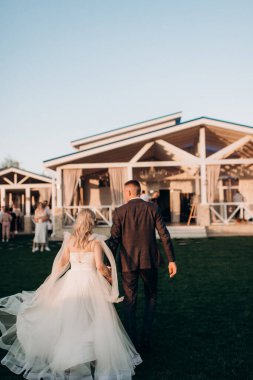 Gelin ve damat parkta yürüyor.