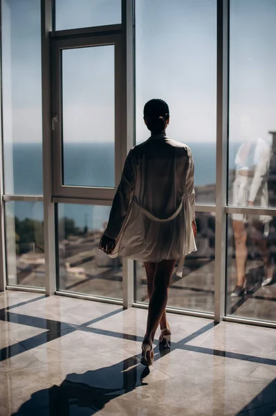 Pencerede Dans Eden Kadın — Stok fotoğraf