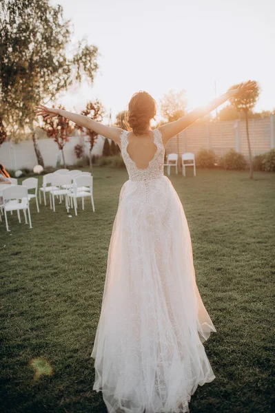 Bride Wedding Dress Runs Nature — Fotografia de Stock