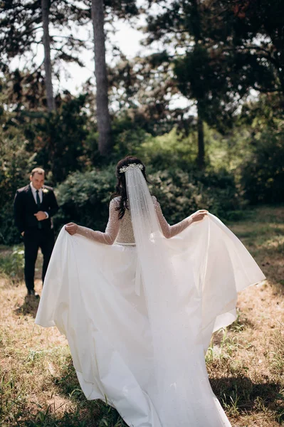 Bride Wedding Dress Runs Nature — Fotografia de Stock