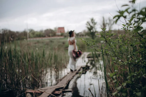 Bride Wedding Dress Runs Nature — 스톡 사진