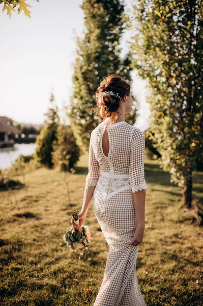 Bride Wedding Dress Runs Nature — Fotografia de Stock