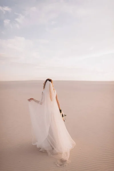 Bride Walking Sand Dunes — Fotografia de Stock