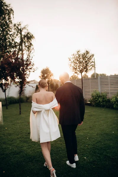 Mariée Marié Marchant Dans Parc — Photo