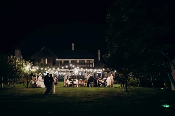 Menyasszony Vőlegény Sétálnak Éjszaka Háttérben Egy Bankett — Stock Fotó