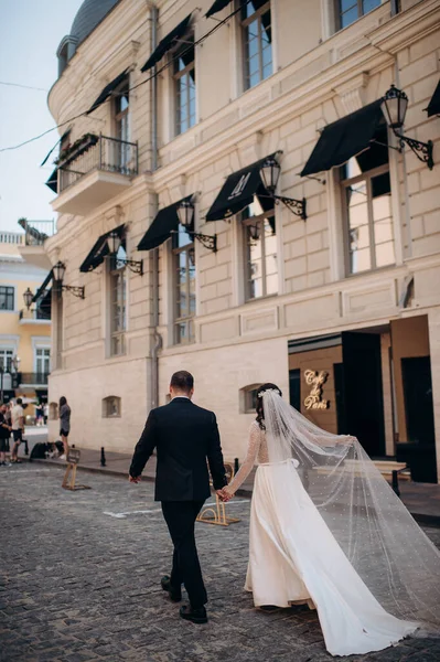 Bride Groom Walking Street — стоковое фото