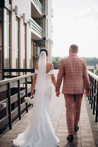 Bride Groom Walking Street — стоковое фото