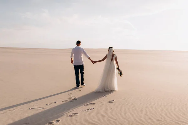Verliebtes Paar Geht Händchen Haltend Durch Die Wüste — Stockfoto
