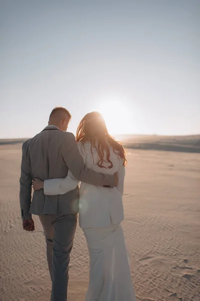Couple Love Walking Desert Holding Hands — Fotografia de Stock