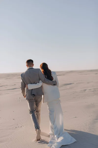Coppia Innamorata Che Cammina Nel Deserto Tenendosi Mano — Foto Stock