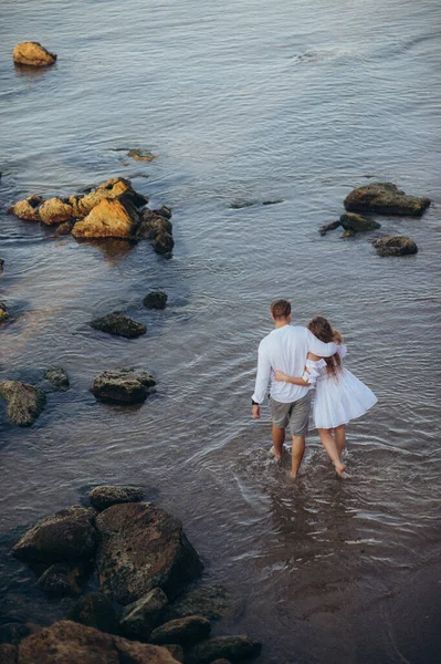 Honeymoon Couple Love Shore Warm Ocean Sunset — Fotografia de Stock