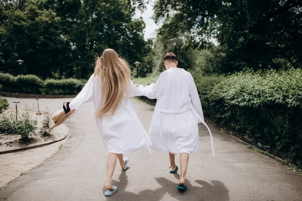 Couple Love Walking Park Bathrobes — 스톡 사진