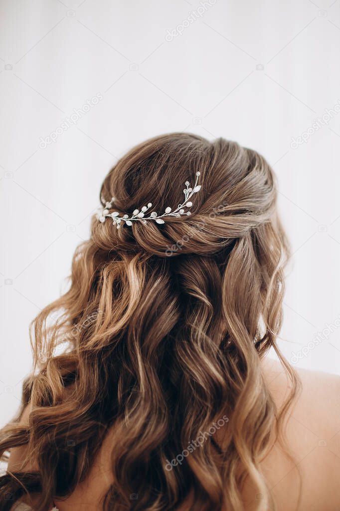 bridal hairstyle with curly hair