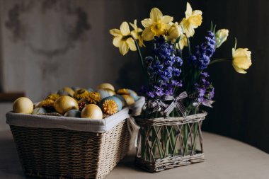 Geleneksel vatansever renkleriyle boyanmış Ukrayna Paskalyası ve Paskalya yumurtaları