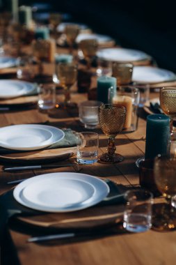 Dikdörtgen düğün şenlik masa manzarası sunar