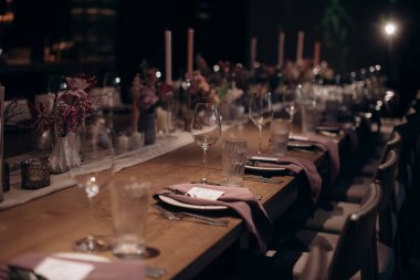 Dikdörtgen düğün şenlik masa manzarası sunar