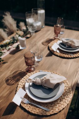 Dikdörtgen düğün şenlik masa manzarası sunar