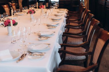 Dikdörtgen düğün şenlik masa manzarası sunar