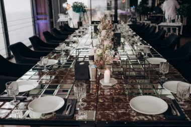 Dikdörtgen düğün şenlik masa manzarası sunar