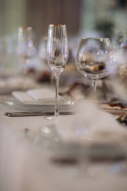 Düğün masasında parlayan bardaklar yan görünüm ayarlıyor.