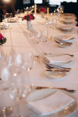 Düğün masasında parlayan bardaklar yan görünüm ayarlıyor.