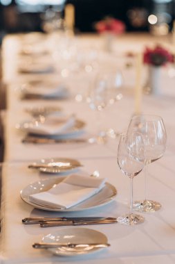 Düğün masasında parlayan bardaklar yan görünüm ayarlıyor.