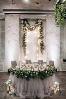 Şölende düğün süslenmiş başkanlık.