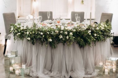 Şölende düğün süslenmiş başkanlık.