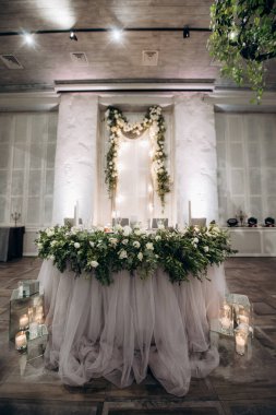Şölende düğün süslenmiş başkanlık.