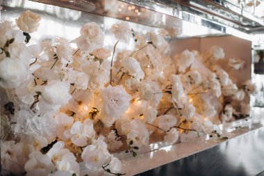 Şölende düğün süslenmiş başkanlık.