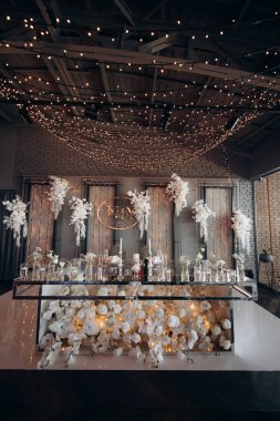 Şölende düğün süslenmiş başkanlık.