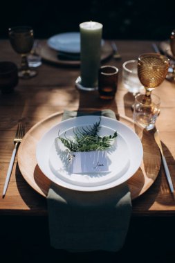 Bir ziyafetin ön planında sofra kurulumu